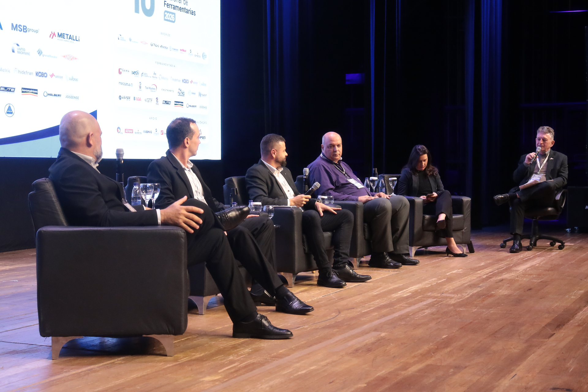 Painel de debate do ENAFER 2026 com comprador, ferramentaria, fornecedor e instituição na mesa mesa.